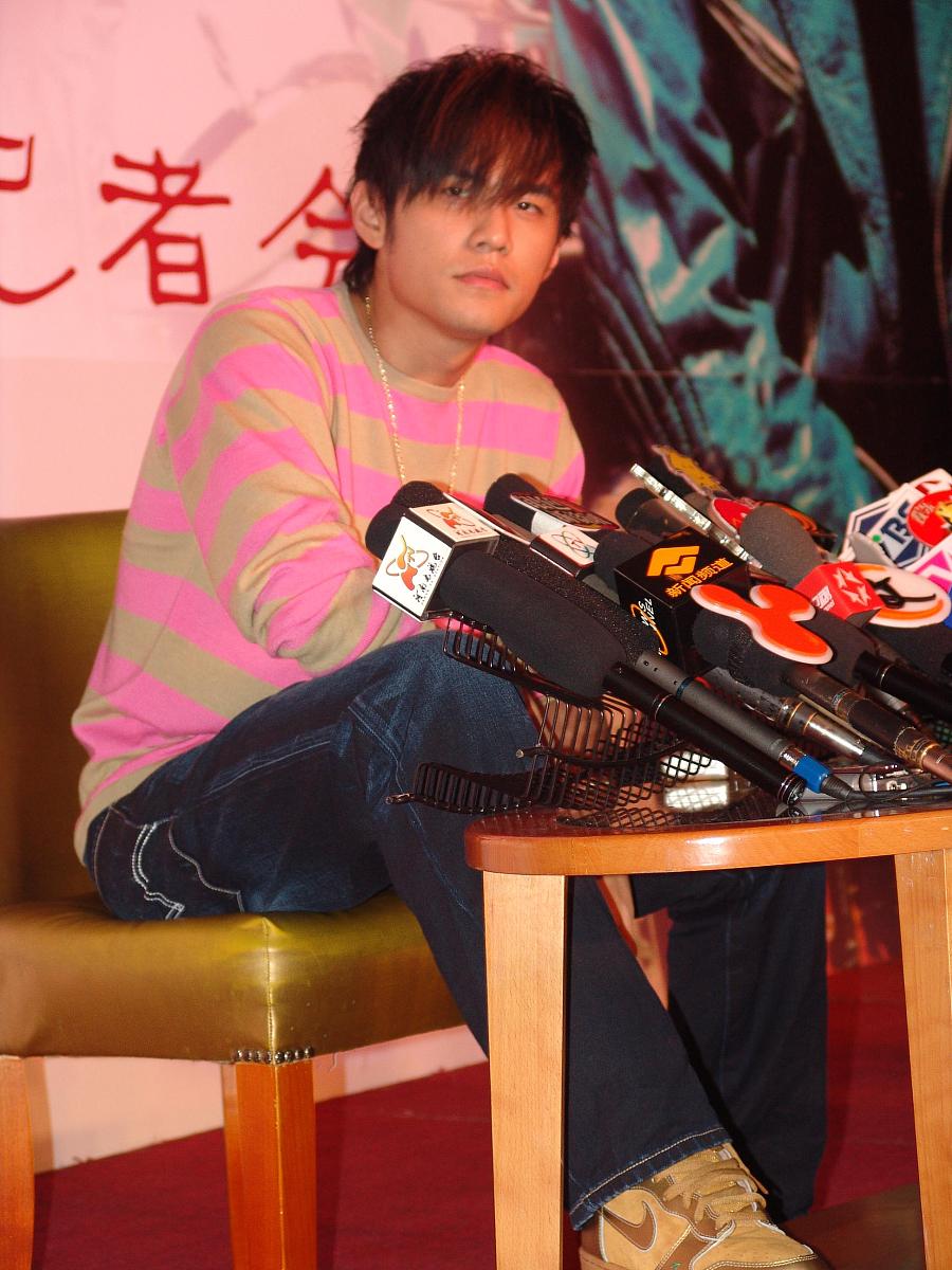 请仿照李白的风格，写一篇关于周杰伦的古诗