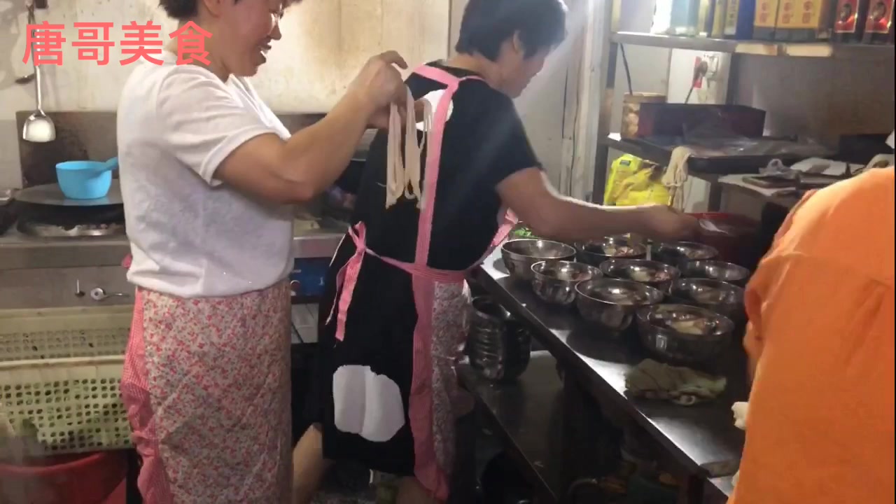 美食阜阳:寻临泉好吃的手撕鸡丝烩面6元一碗口感好超实惠
