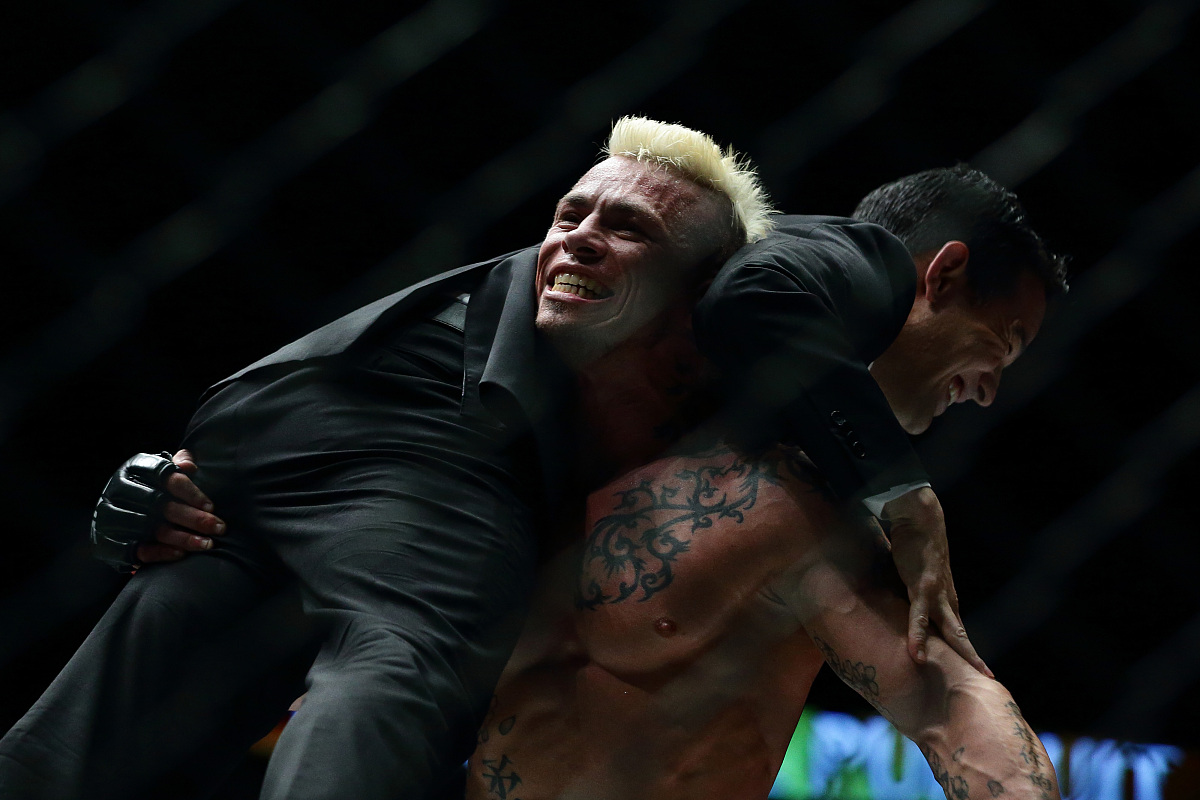 WWE 1544：石冷史蒂夫·奥斯汀大战凯文·欧文斯，啤酒狂欢派对！