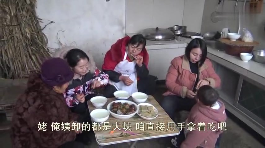 农村媳妇去姥姥家,煮一只大肥鸭,姨娘蒸油饼子,直接用手拿着吃