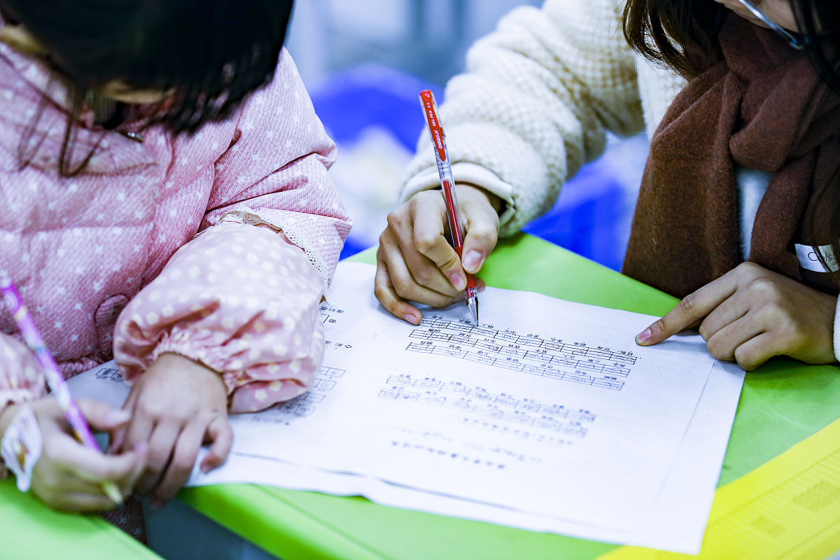 2018年12月13日,湖南株洲天元区尚格小学教室,参加校内托管的小学生在