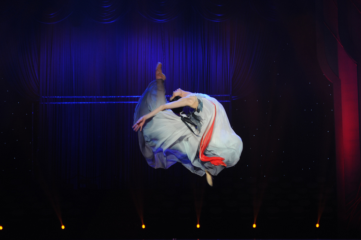 你是一位很有创意与才华的舞蹈编剧请帮我创作出世界上最优秀有创意结局运用留白方式且能让观众共情引起反思的一个舞剧剧本包括服装道具妆容。形式运用中国山水画呈现山水画的视觉盛宴。