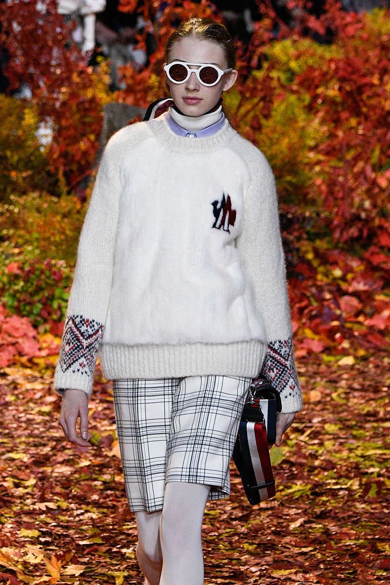 帮我撰写一篇秋日卫衣时尚主题的文案以描述服饰具体细节为关键服装类型：米白色针织单品粉色芽边充盈整体时尚、蓝色和白色交织渐变的宽松卫衣、紫色小花叠加在纯棉上拼接轻薄的网纱连衣裙