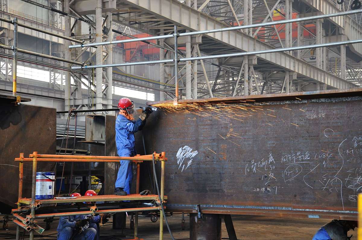 天车大梁焊口过多有危险吗帮我用200字详细描述