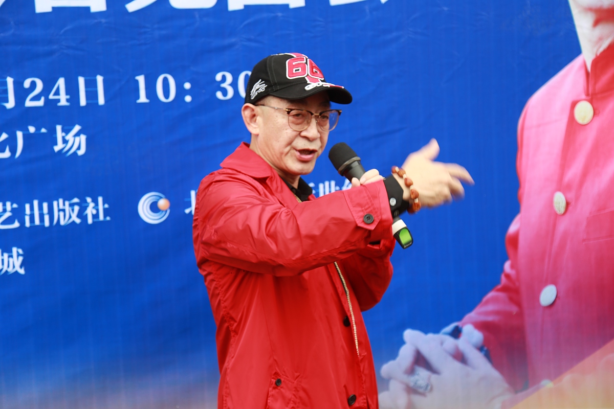 2016年9月24日,济南,六小龄童携首部自传《行者》来济签售.***_***