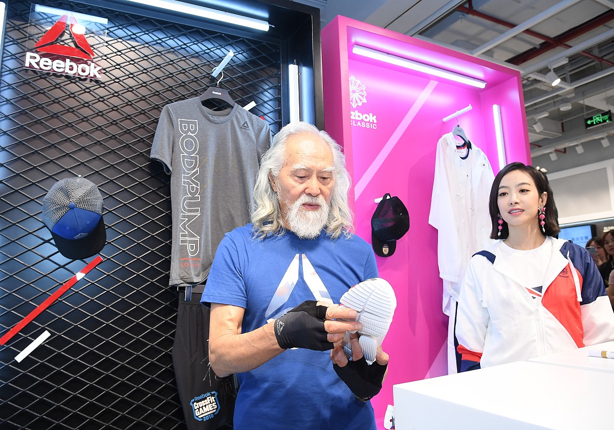 宋茜沉思时咬手指小表情可爱到爆  82岁王德顺与肌肉男"过招"宝刀未老