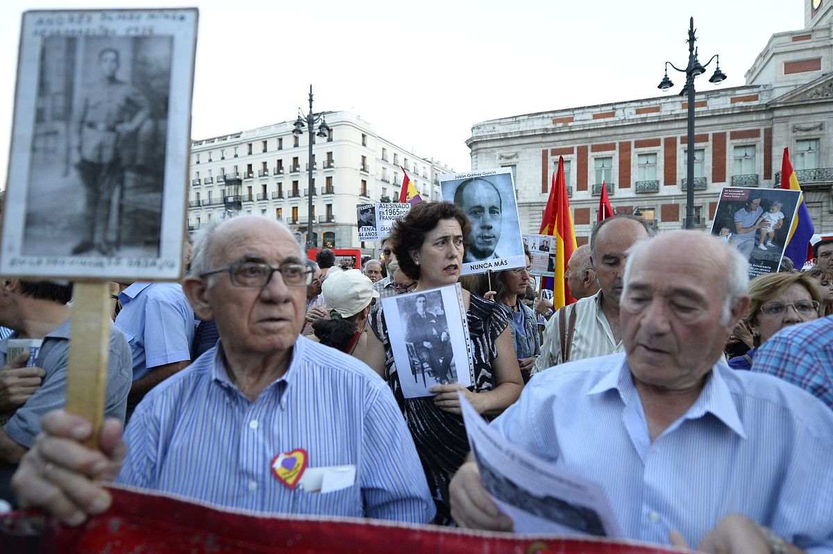 用大M法求解如下线性规划问题使用单纯型表 max z =10x1+15x2+12x3 约束条件如下5x1+3x2+x3≤9;−5x1+6x2+15x3≤15 2x1+x2+x3≥5 ;x1x2x3 ≥0