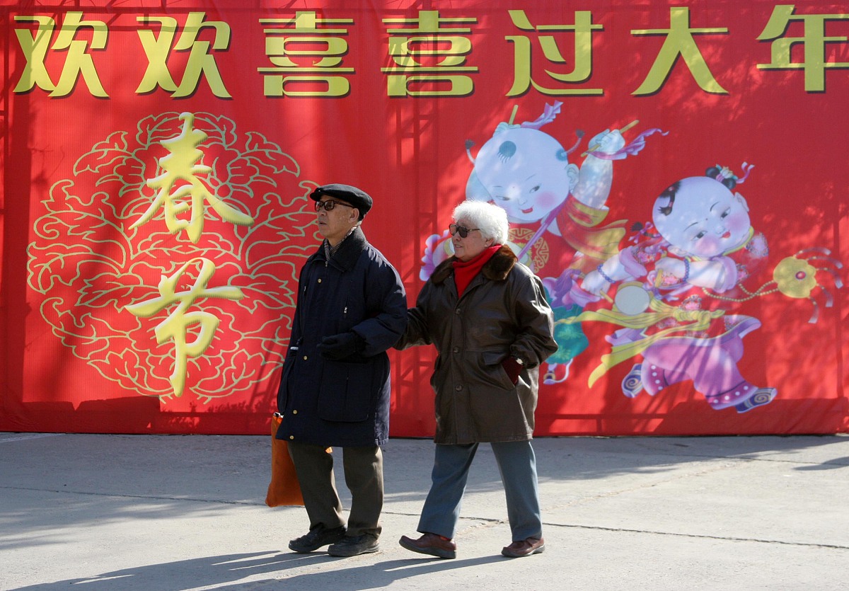 2007年2月1日,北京春节年货商品采购交易会开幕,市民从欢欢喜喜过大年