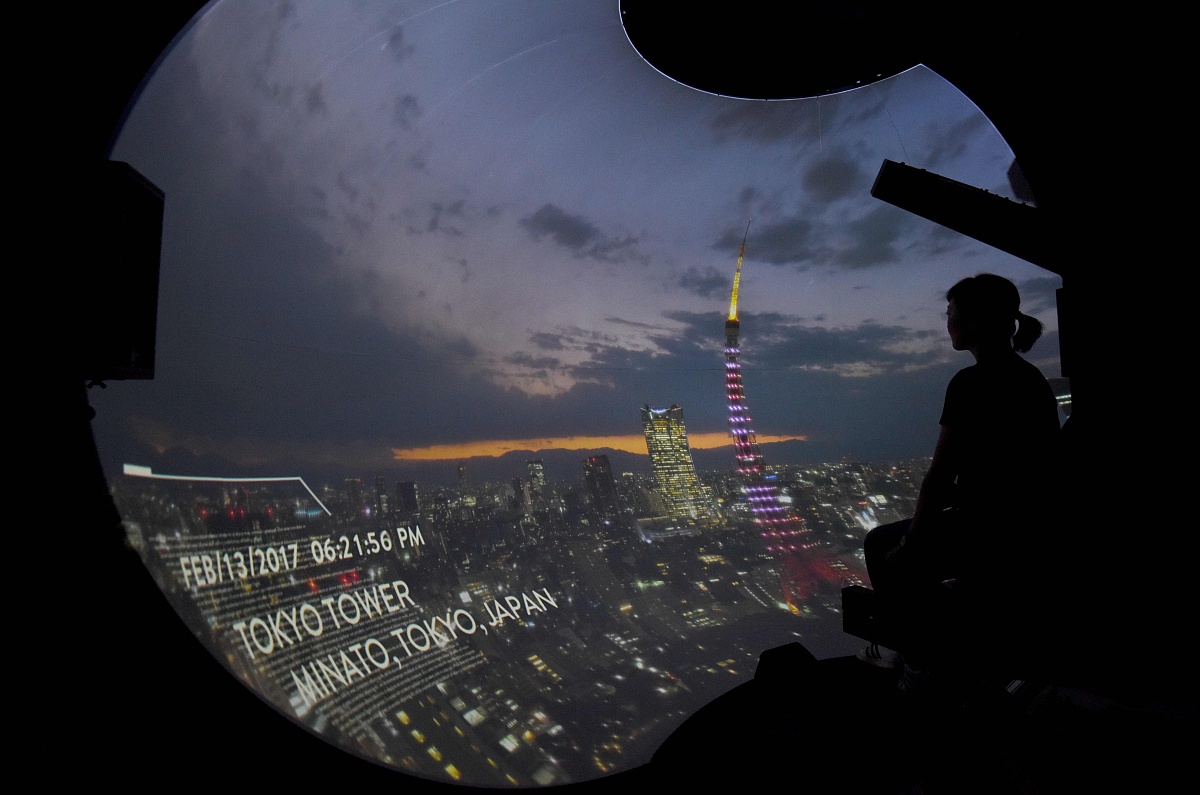 当地时间2017年7月17日,日本东京,记者在发布会上体验新vr技术.采用超