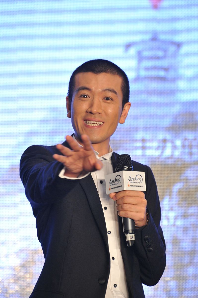 2011年8月10日,北京,电影《白蛇传说》官网启动仪式.杨子感谢黄圣依的