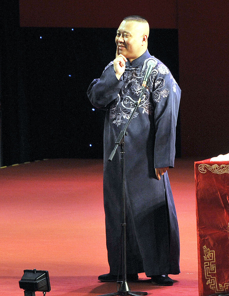 郭德纲京剧表演引争议：内行看门道，外行看热闹？