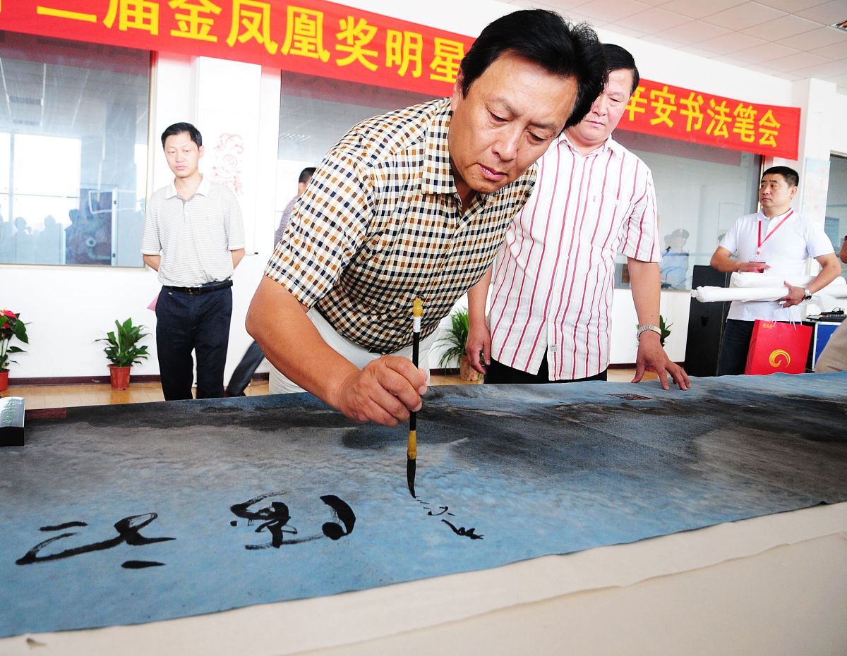 2011年8月10日,青岛,唐国强参加第十三届电影学会金凤凰奖系列活动.**
