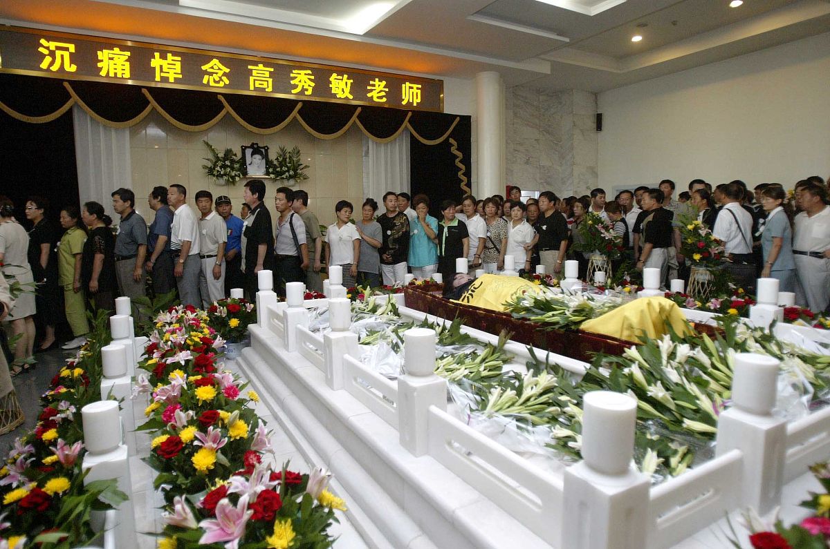 2005年8月20日早8点,长春,高秀敏追悼会上午9时正式举行,众亲朋好友抵