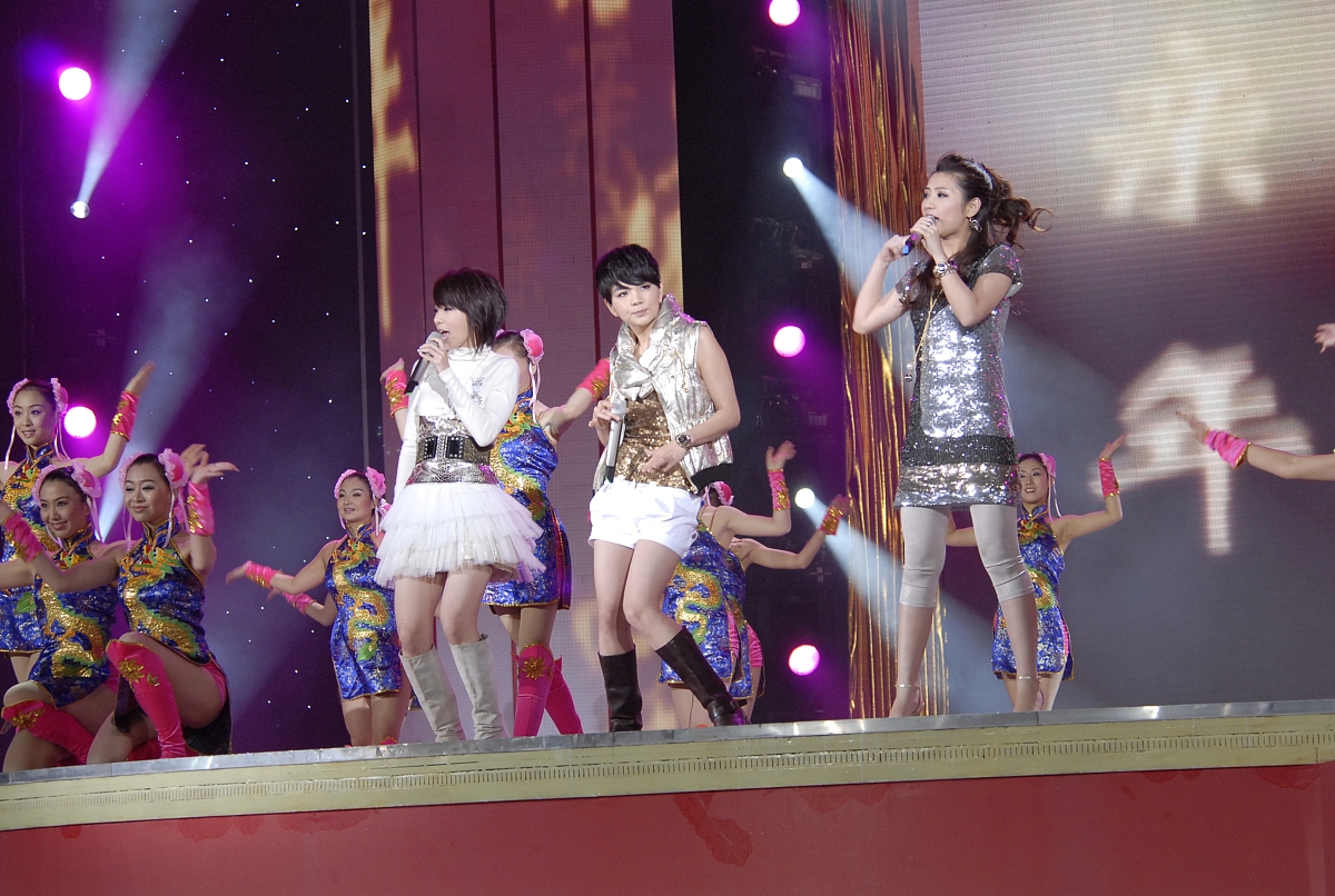 以《嗨唱转起来》：音乐与舞蹈的盛宴为题写一篇1200字文章