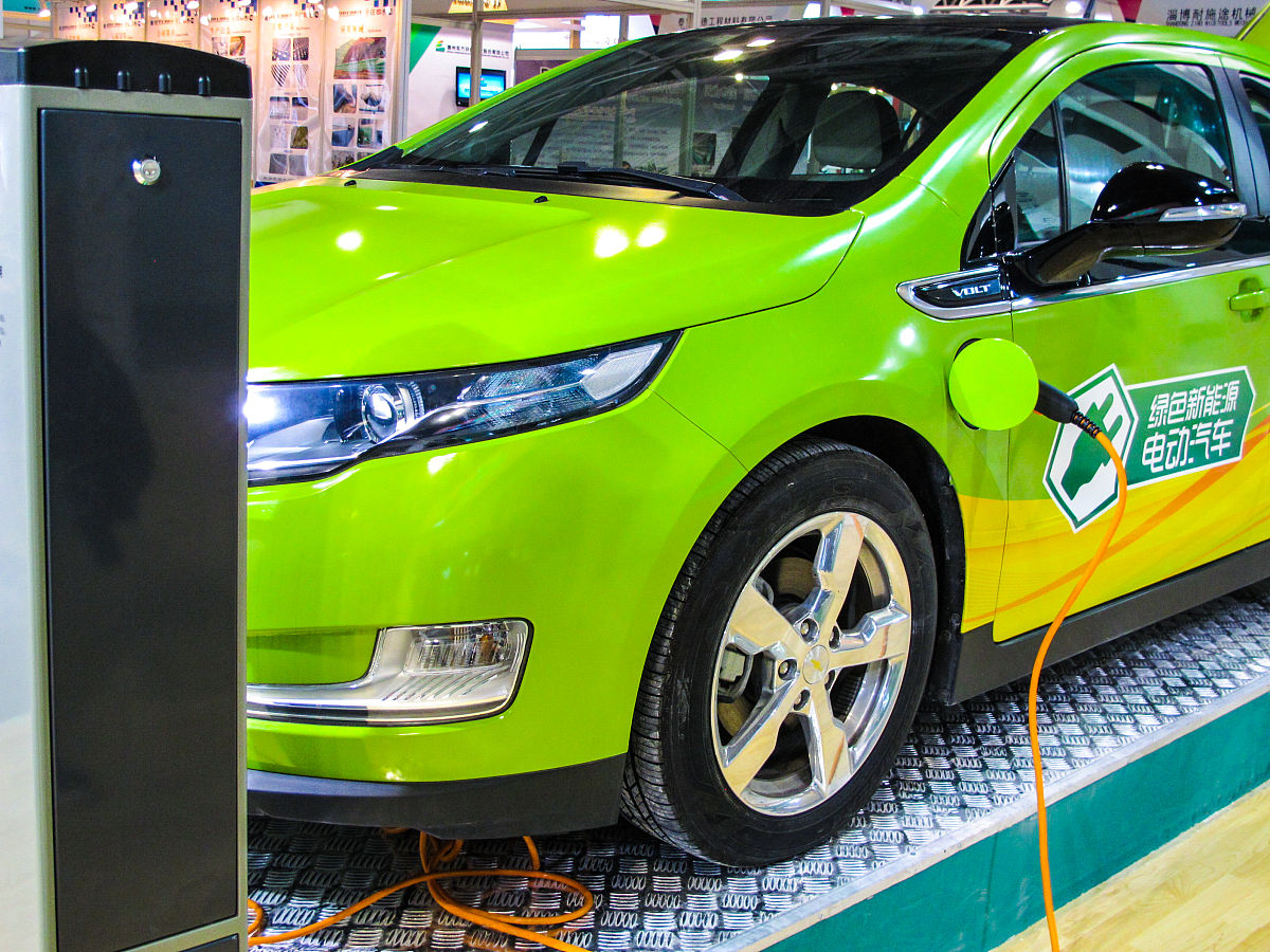 能否用matlab写一段完整的函数。内容是模仿电动汽车与充电桩完成连接、身份认证及开始充电、结束充电的完整过程。如果自己定义了function函数请一并完整的给出