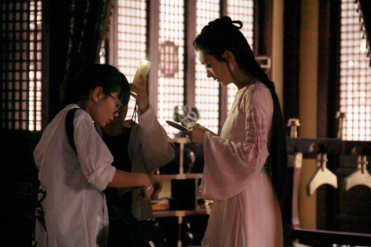 描写古代男主担心的吼女主在外出风头男主的外貌、语言、神态动作