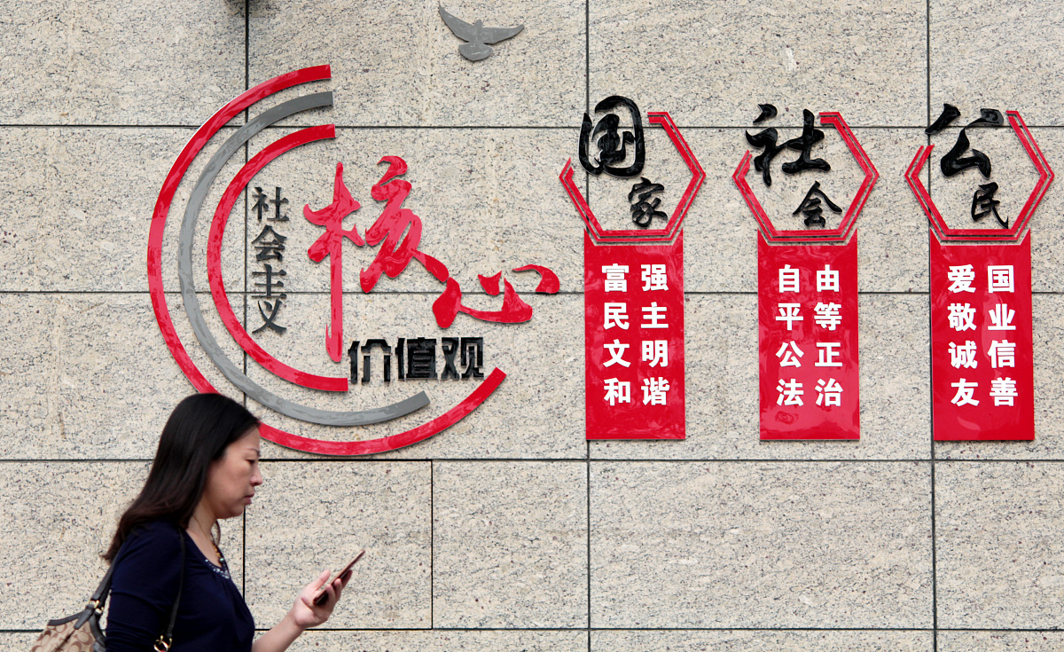 我应该做符合我道德标准的事情还是符合社会道德标准的事情？