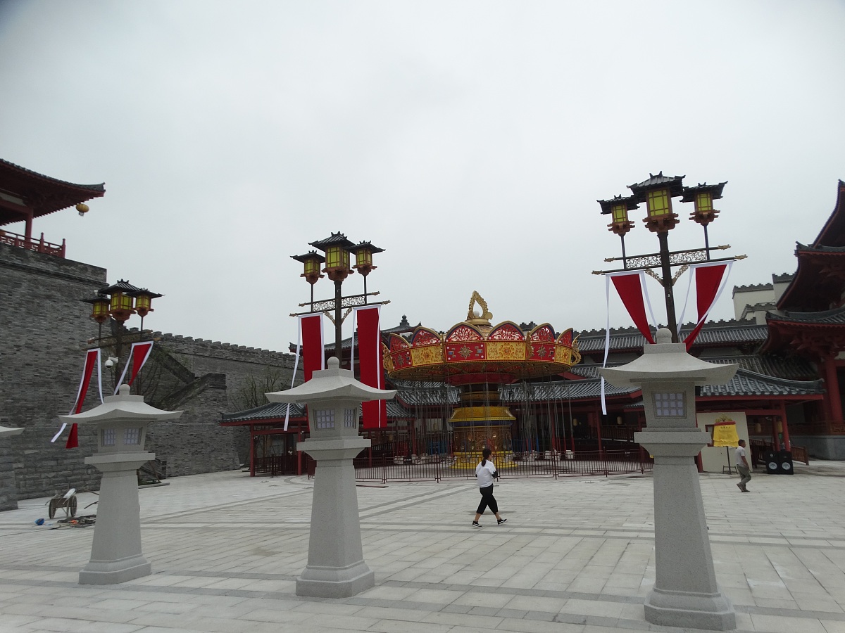 过了一个小时多的时间来到炭河古城。我们一到炭河城就看见了一座座高高城堡的楼房达到景点首先映入眼帘的是四面方尊女神像相传是周武王的妻子宁妃娘娘。接着是一座非常高大的石像石像上还坐着一位威风凛凛将军将军带着千军万马犹如潮水一般涌来让人仿佛置身于古战场中 美化这段话