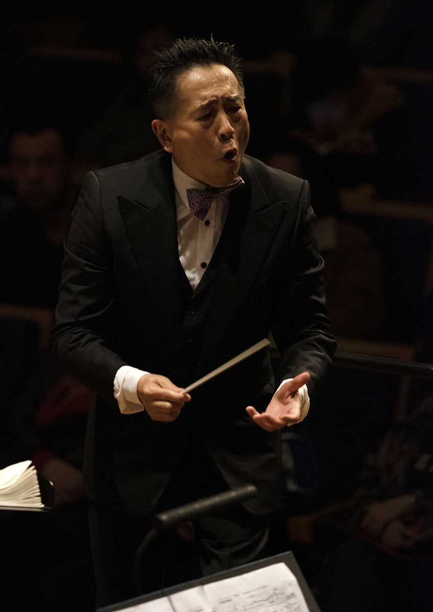 How could such sprawling structures for outsized orchestras as the Third Symphony(1897) be reconciled with the Classical forms of Beethoven and Brahms? 请将前面的英文翻译为中文