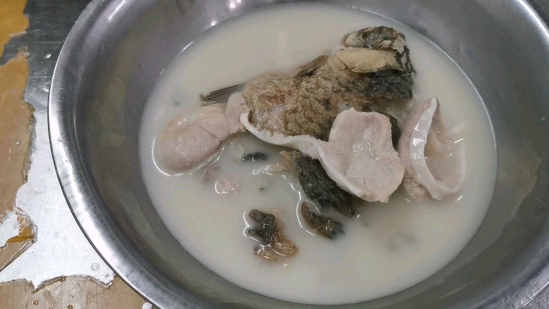 羊蛋汤正确做法,大厨多加了一条鲫鱼出锅后师傅们都乐了