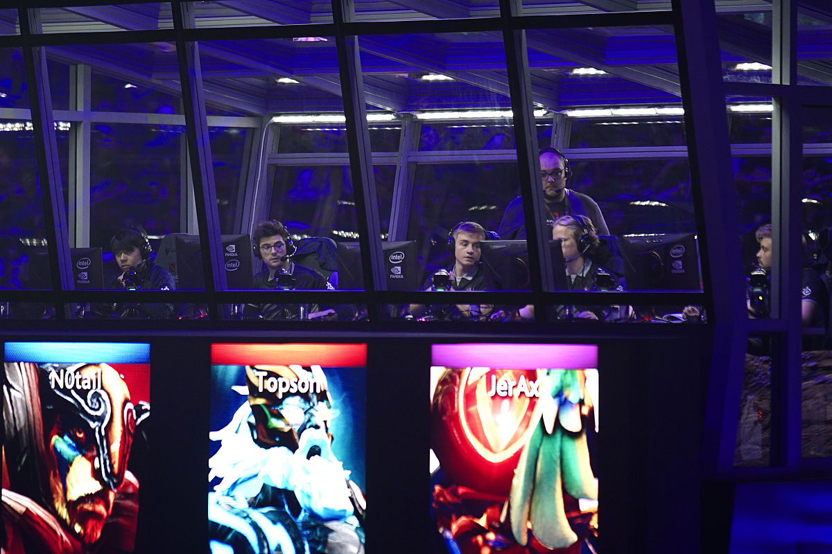 Dota 2: The Ultimate MOBA Experience - Gameplay, Heroes, & Esports
