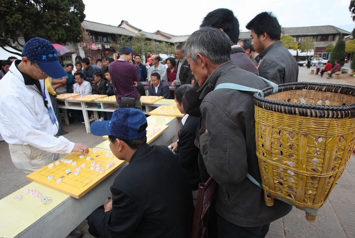 陈信安2010年<strong>3</strong>月5日,云南巍山,"体育彩票公益金"象棋国手"三下乡"活动