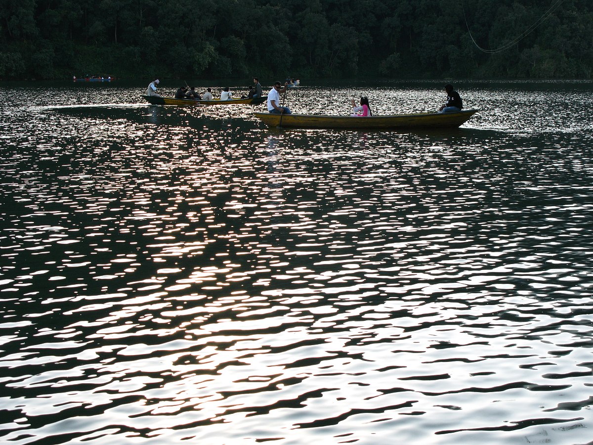 写风景的作文300字精选20篇1 我的故乡我的故乡是一个美丽的地方四季分明春夏秋冬各有特色。春天大地苏醒万物复苏桃花、杏花、梨花竞相开放芳香扑鼻美丽动人。夏天阳光明媚绿树成荫清凉的河水和湖水吸引了许多游客前来避暑。秋天金色的稻穗沉甸甸地垂下果树上挂满了红彤彤的果实一片繁忙的景象。冬天雪花飘飘白茫茫的一片仿佛世界都被覆盖了一层白色的棉被。我爱我的故乡这里有着美丽的自然风光更有着淳朴的民风。我会一直爱