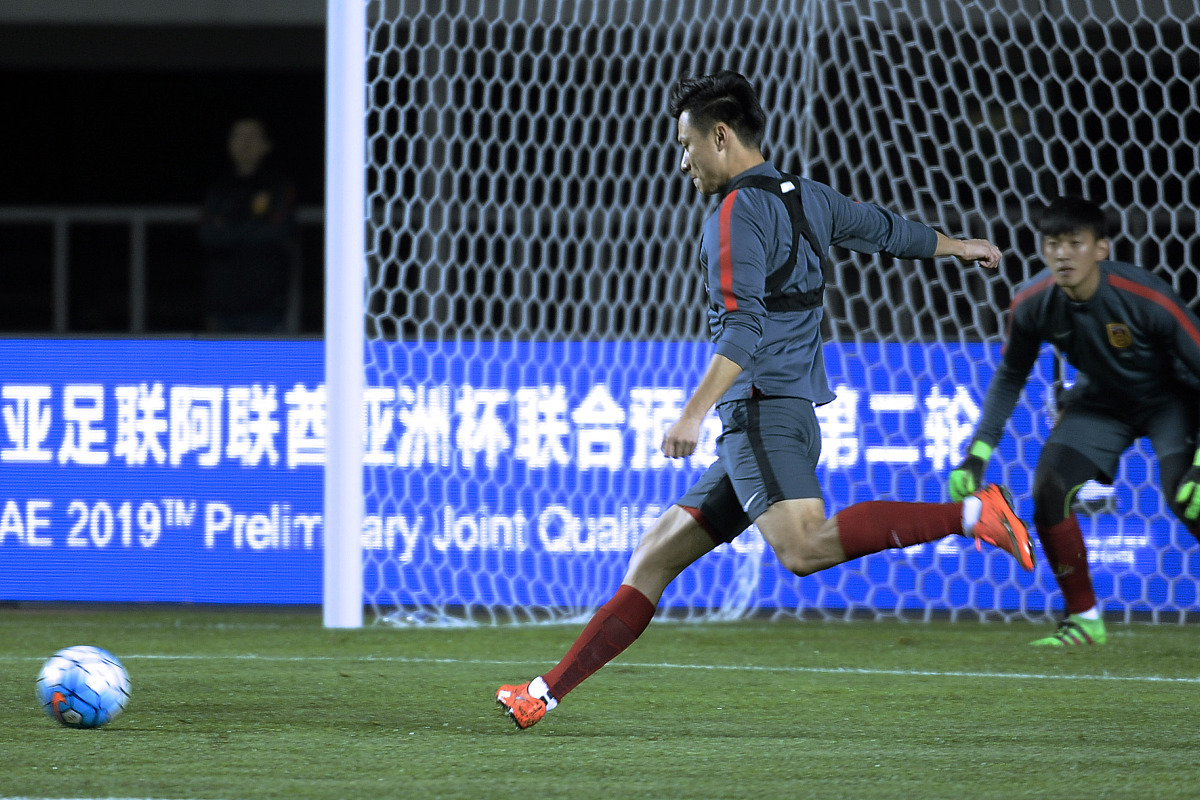 作业请论述中国足球面临的困境及发展路径。800字