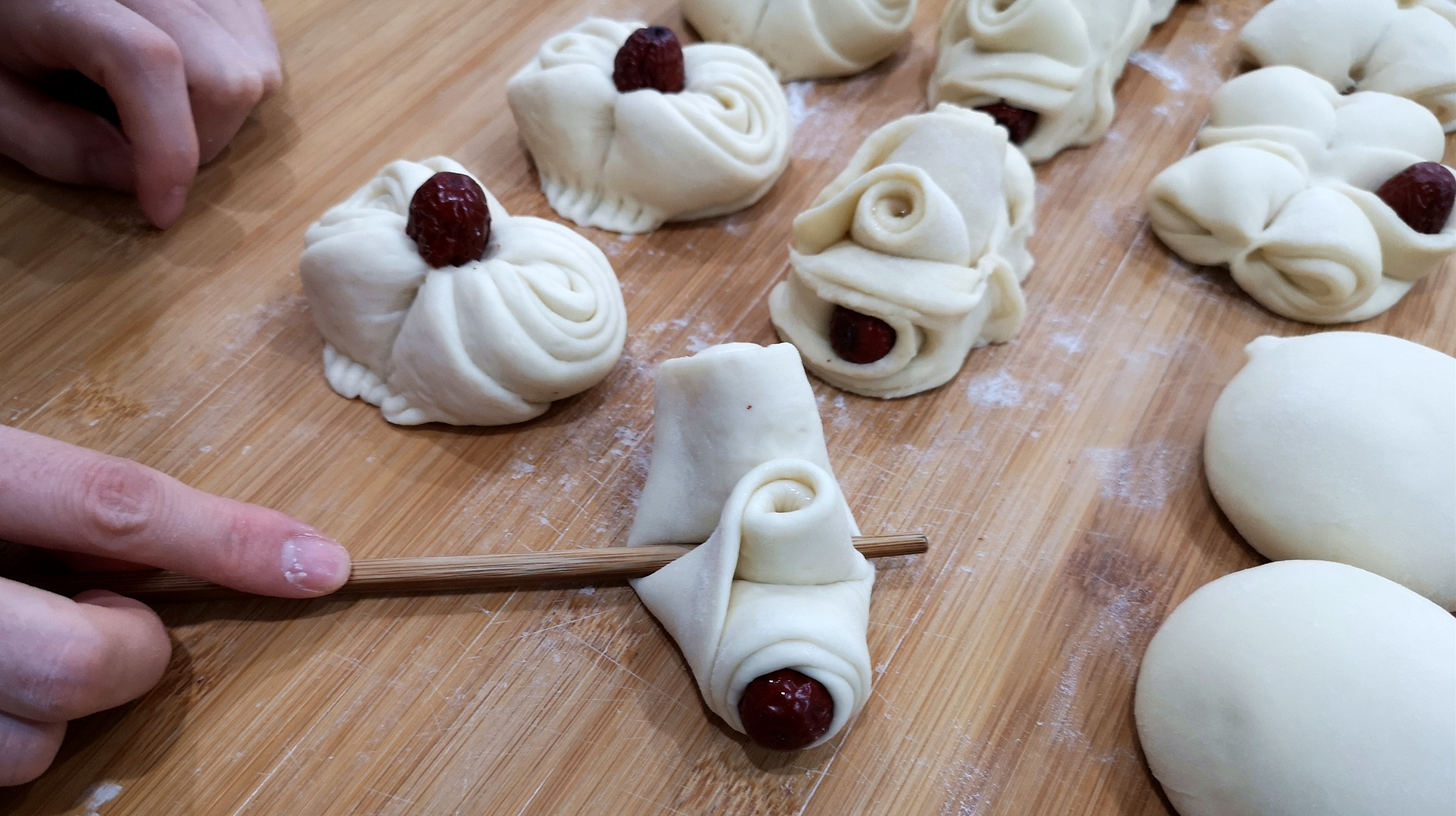 快过年了,教你蒸一锅不一样的枣花馒头,简单又好看,比花卷还香