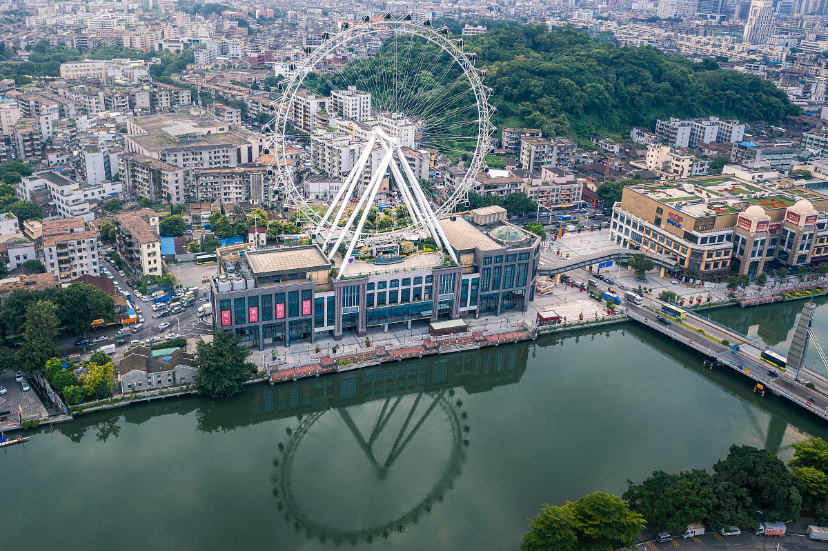2019年6月16日清晨,中山市岐江两岸城市风光.