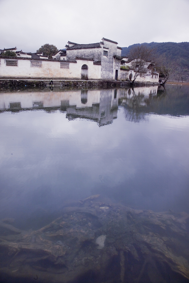 帮我写人文纪录片宏村分镜头脚本300字