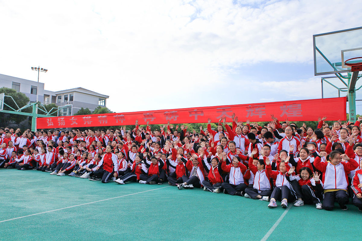 2019年11月21日,江苏常州,江苏女排球员走进学校进行交流.
