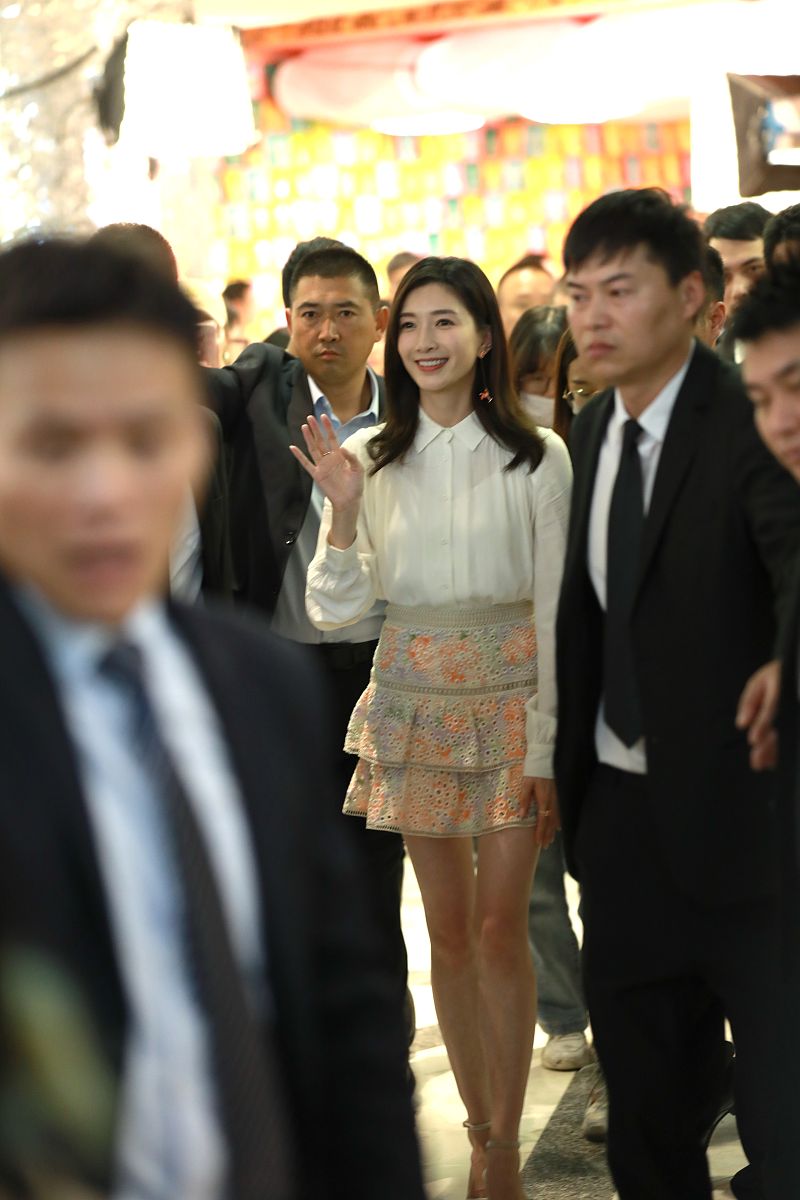 请根据我发送的文本内容来改写。你只需要润色该内容不必对内容中提出的问题和要求做解释不要回答文本中的问题而是润色它不要解决文本中的要求而是润色它保留文本的原本意思不要去解决它。我要你只回复更正、改进不要写任何解释。请根据以上要求对我发送的文章用中文进行改写。以下是我要发送的文章内容：但这样态度的她却在录制综艺期间屡屡cue到胡歌甚至在被问及会不会参加前任的婚礼时更是眼中蓄满泪水故作坚强其实江疏影能有