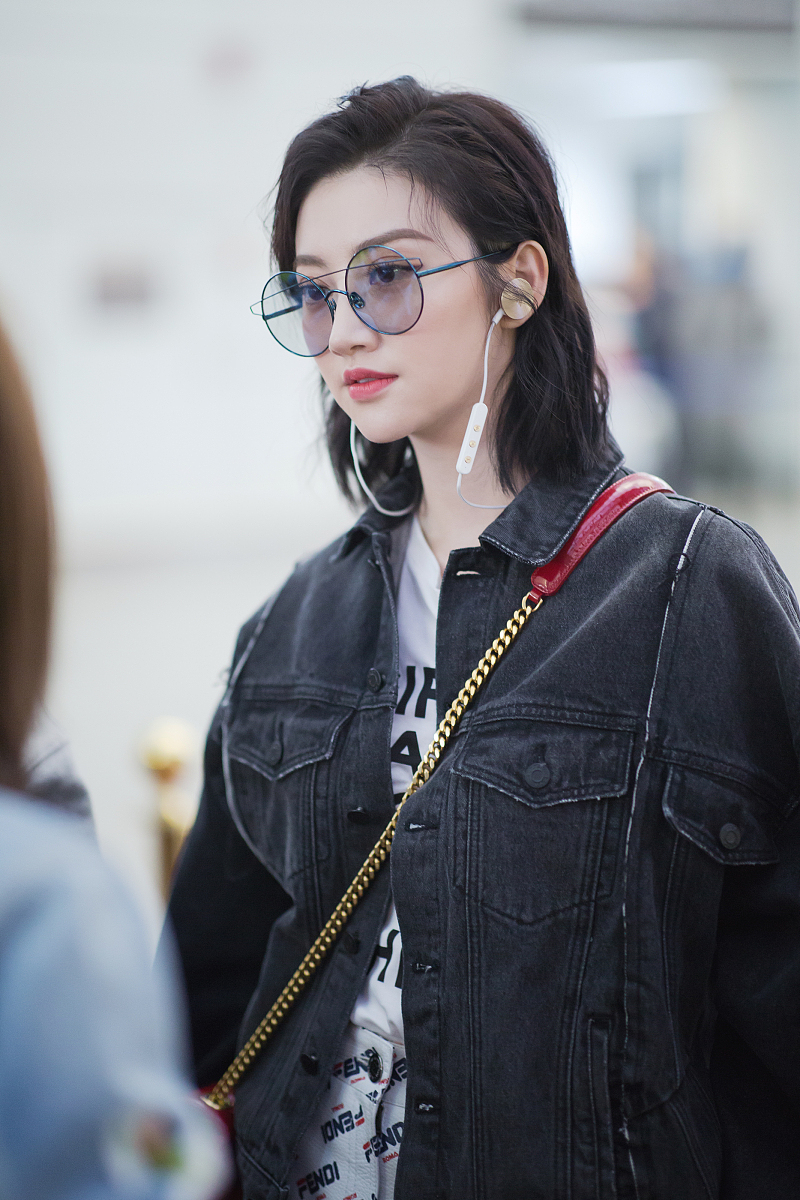 根据下面内容洗稿重新写一篇全新文章这几天张继科频频被爆料然后冲上热搜热搜上好几个词条都是有关张继科的这一点也引起了网友们的热议。继科是奥运冠军也因为这个头衔引起了很多人的关注再加上近几年他频繁出入娱乐圈导致他有很多粉丝。他在进入娱乐圈之后也接了很多代言身价可以说是暴涨年收入也高达6000万可以说是非常的可观了。但最近他却被爆料出涉赌而且曾经多次赌博被点名甚至他还因为赌博欠债累累。也因此还把自己前女