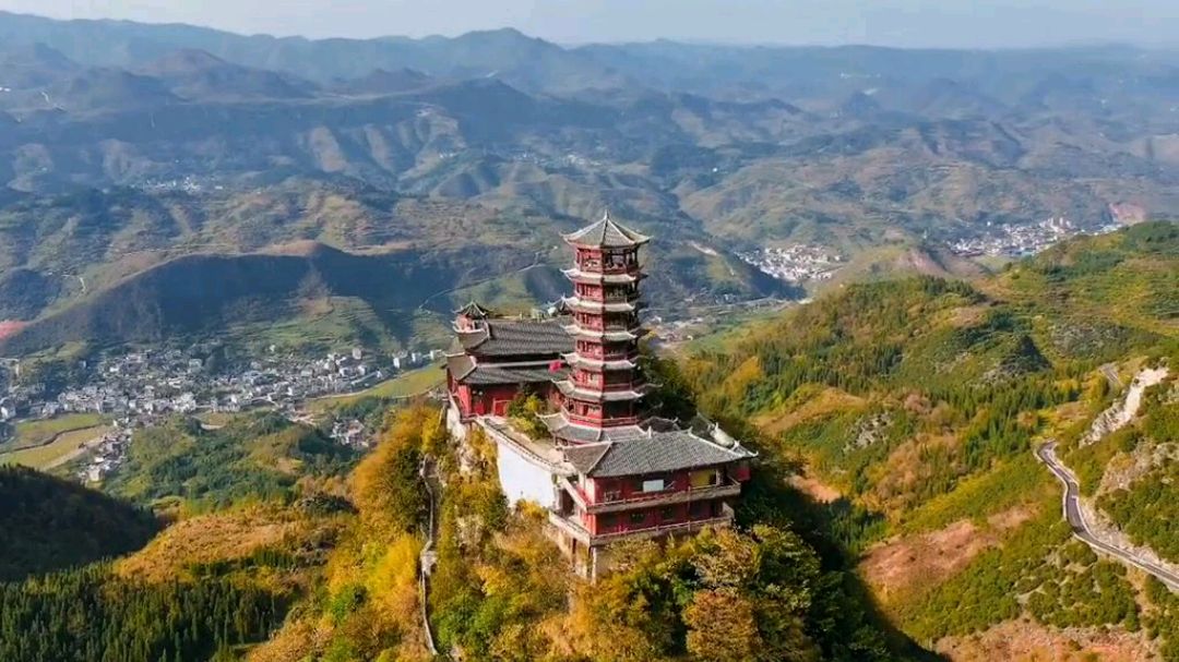 立于孤峰之上的寺庙,盘州丹霞山护国寺