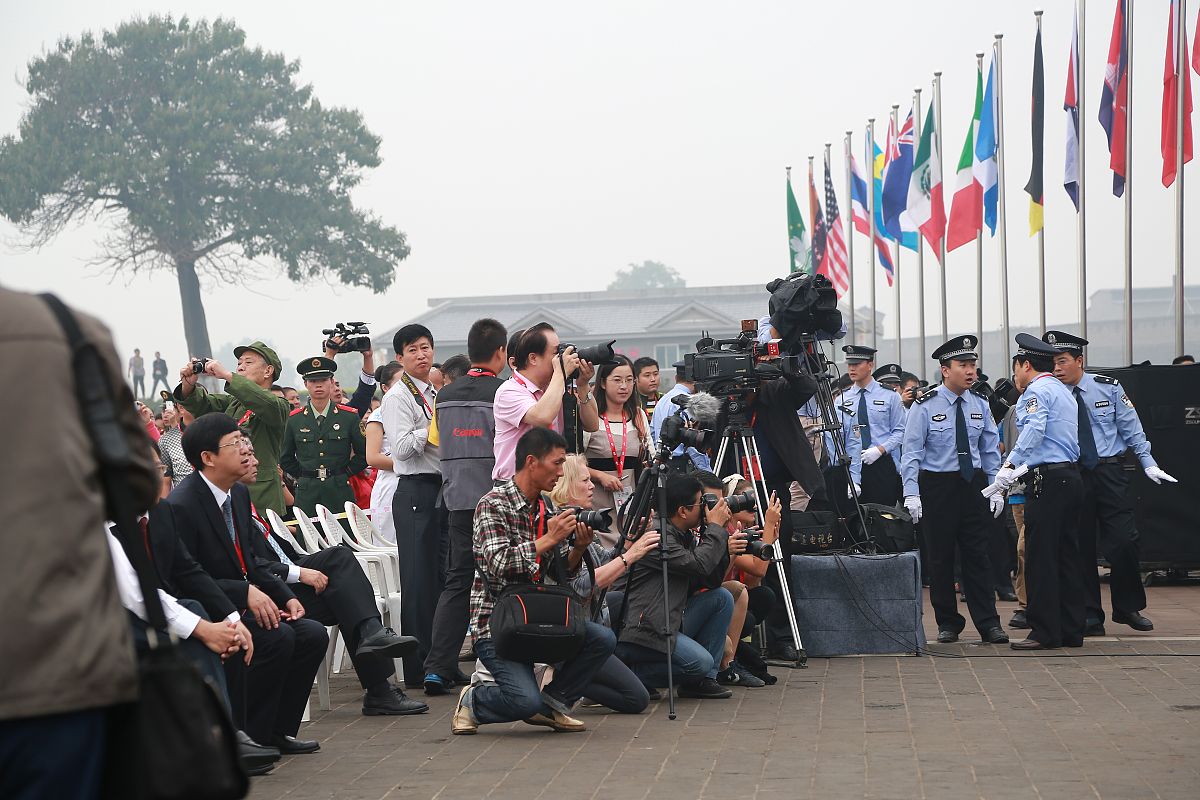 依据《关于积极预防和妥善处置群体性事件的工作意见》中办发〔2004〕33-号和《公安机关处置群体性治安事-n件的通知》公发〔2000〕5-号的相关标准这两个文件在哪里查询？有查询链接吗？