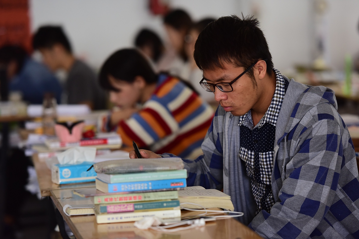 从维护课堂纪律、保持教室卫生等方面给出大学生创新训练项目基于视觉识别的食物进教室预警系统150字左右的禁带食物进教室的实施意义