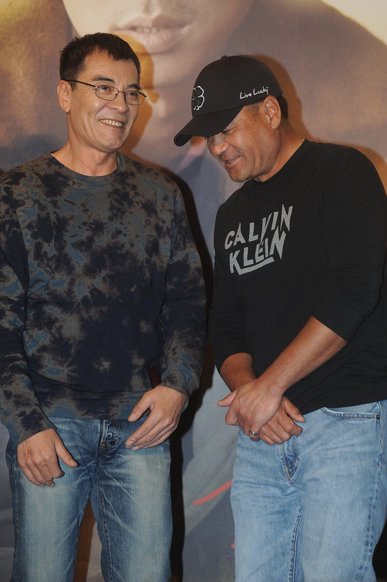 我写了一篇爱情故事请帮我修改它当然我很乐意帮你修改爱情故事。请将故事发给我我会尽快为你修改。我是一名年轻有为的金融分析师拥有一个美满的家庭和一份稳定的工作。在一次公司聚餐中我遇到了李明一位成功的企业家。我们的心瞬间就被对方吸引住了像是注定要在一起一样。很快我们开始频繁地约会相互了解逐渐建立了深厚的感情。 我们的感情越来越深我们一起旅行、逛街、看电影生活充满了激情和浪漫。我们计划着未来想要一起创造美