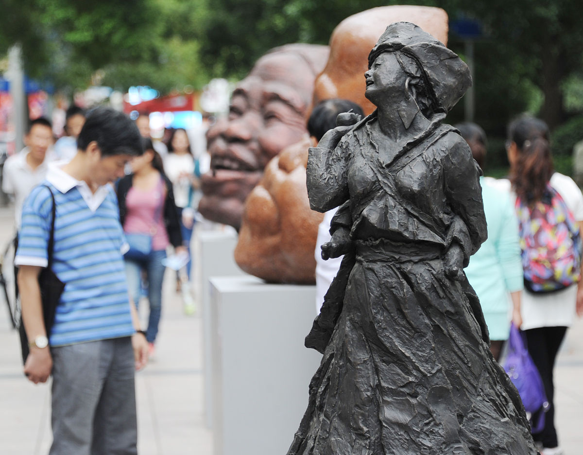 2014年9月20日,上海,第十四届南京路雕塑邀请展暨贵州雕塑艺术展在南