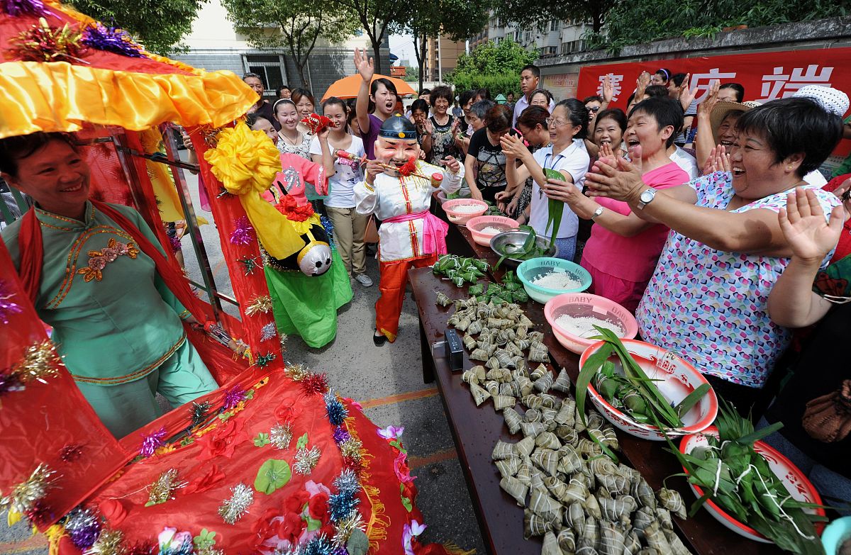 基于端午节选题内容写出10个镜头的脚本 镜号	景别	运镜	时长	画面内容