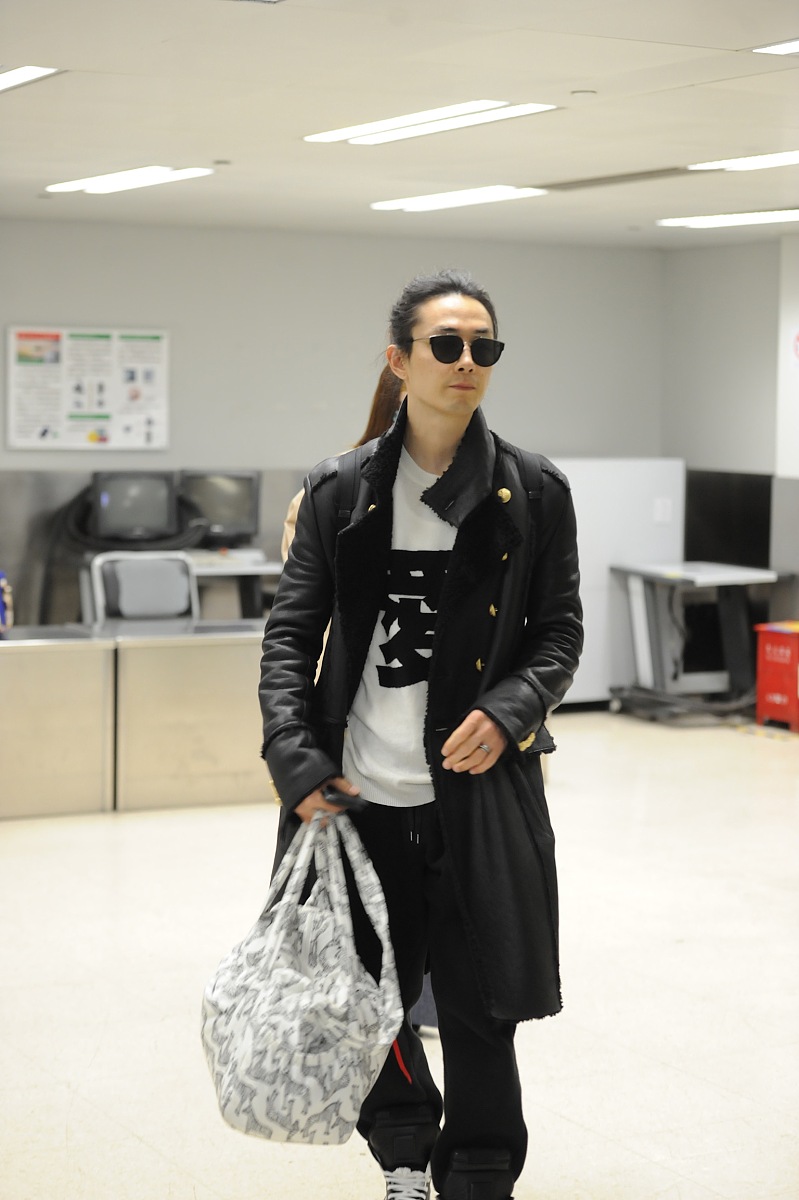 要搬家?戚薇头绑发带凹造型活力少女范 与老公行李堆成山变搬运工