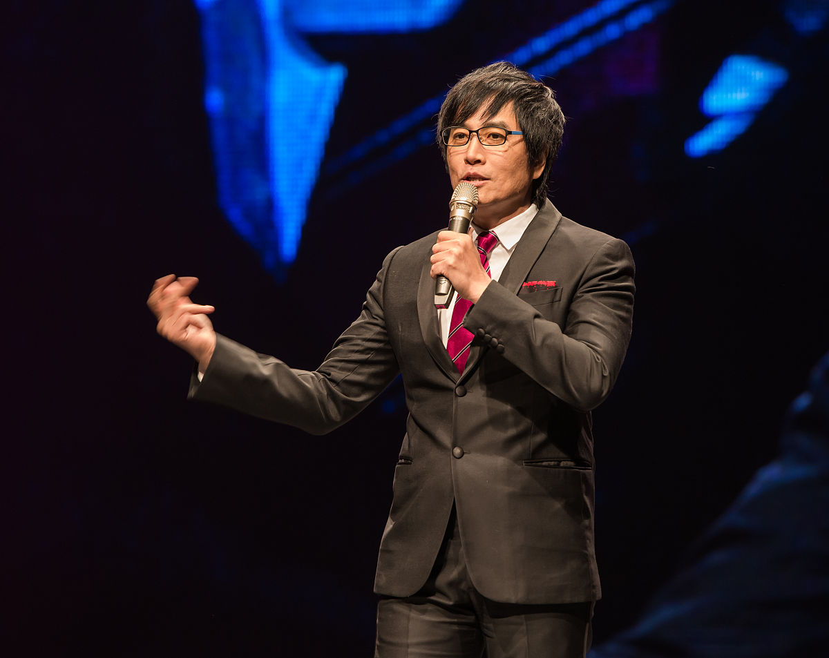 2017年12月17日,广东深圳,明星出席活动.90年代香港当红明星陈庭威演