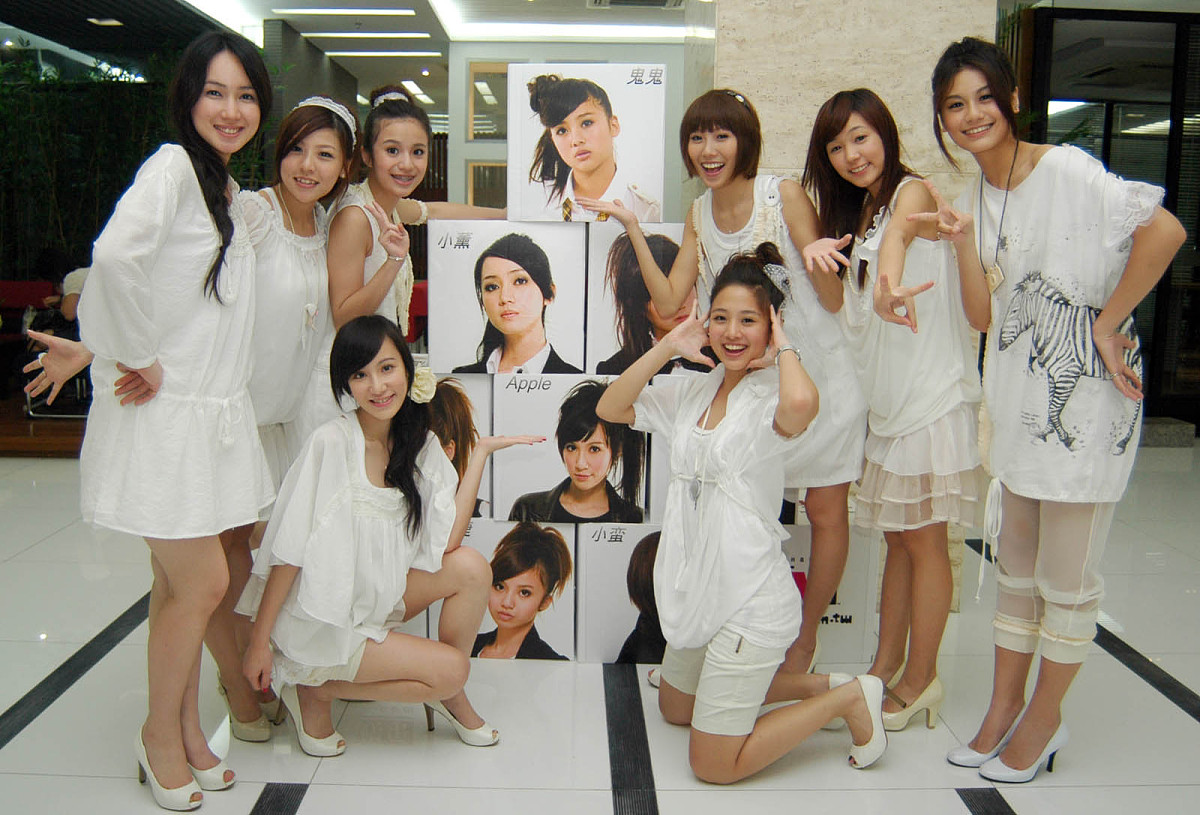2008年5月<strong>3</strong>日,广州,黑涩会美眉出席内地官网建立发布会.