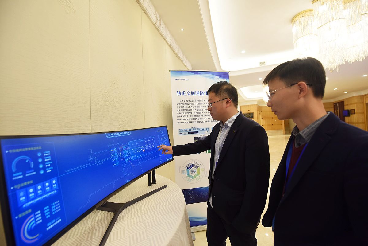 用数据分析重庆电子政务建设取得的成效自行添加数据写成一段话不能抄袭。