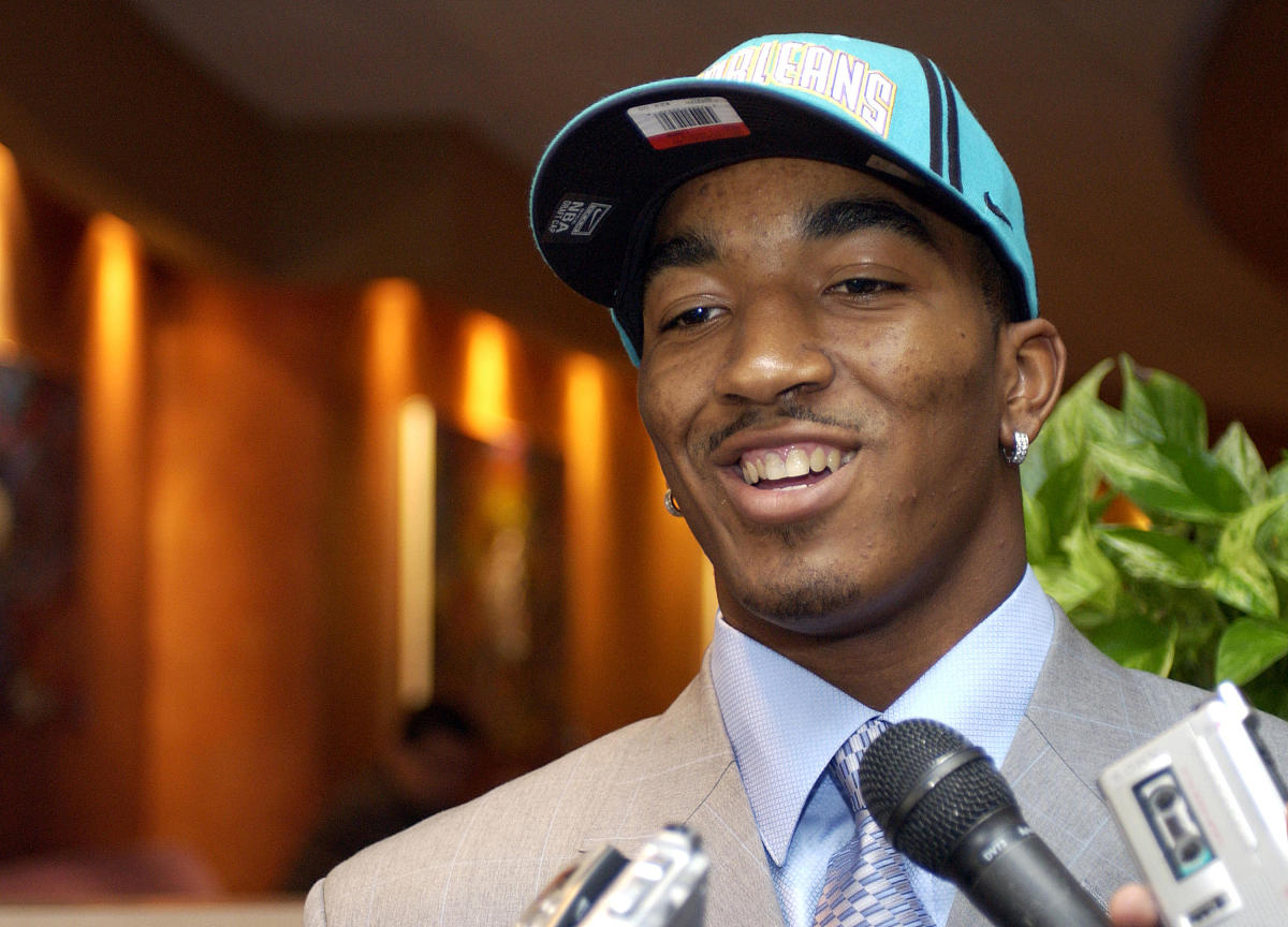 写一个excel的vba逻辑是检查H列的数据找到H列单元格中的第二个英文字符并将这个字符复制到J列随后删除H中的此字符