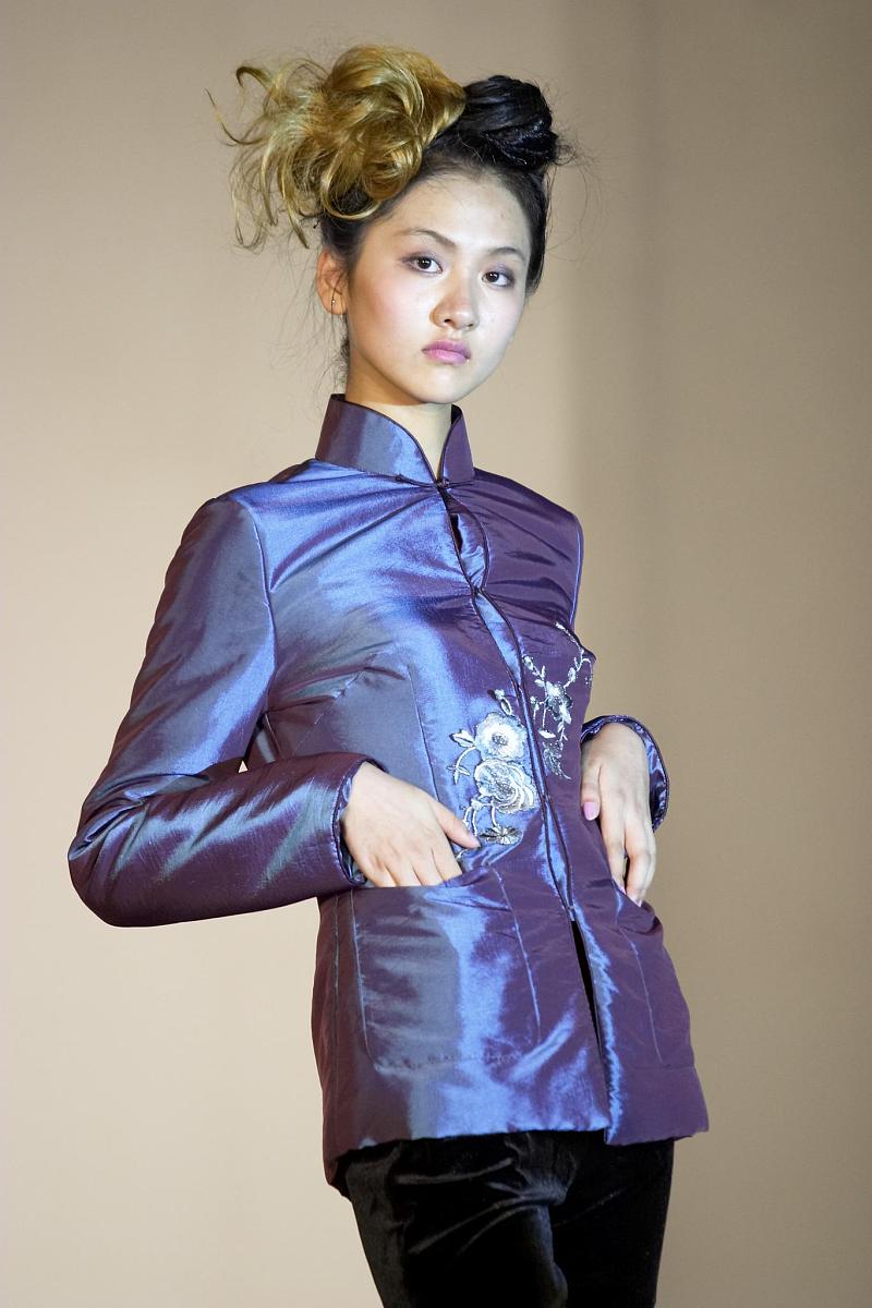 东西合璧的丹丹-罗兰女装品牌在上海发布2003-04秋冬女装.+++_+++丹丹