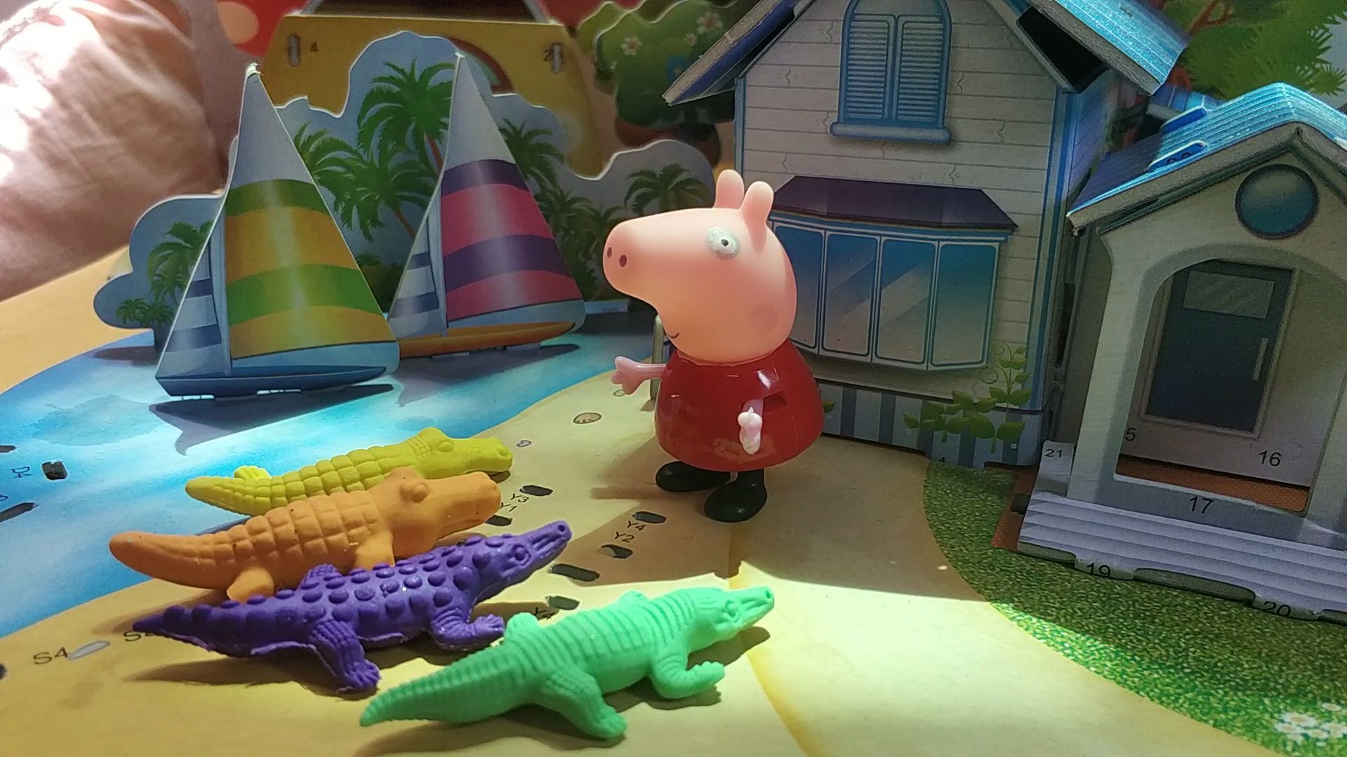 佩奇发现4种不同颜色的鳄鱼