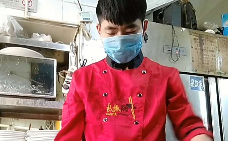 江湖人称“小李快刀”,这菜刀在小伙子的手中仿佛活了!