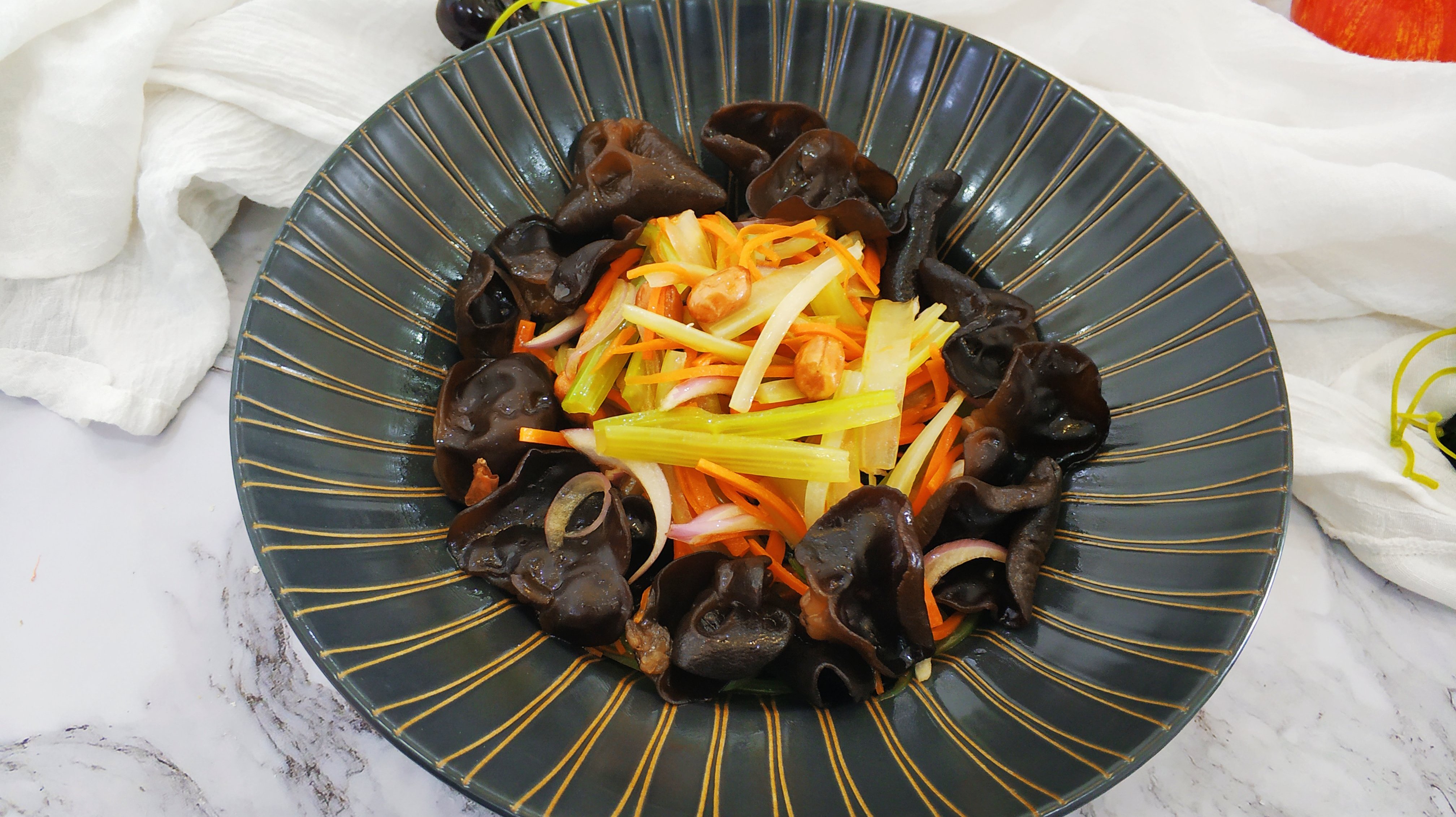 芹菜木耳最解馋最健康的吃法,我家经常吃,老少皆宜,多吃健康