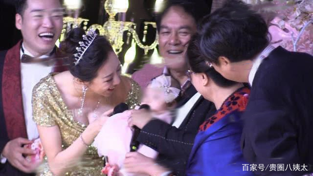 65岁朱时茂儿子办婚宴，陈佩斯刘晓庆艺术家齐聚，冯小刚抢镜